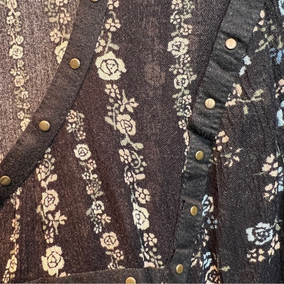 STYLE & CO Black Floral Top w/ Long Sleeves & Elastic Cuff. Size Large. Tie Neck - Picture 6 of 8